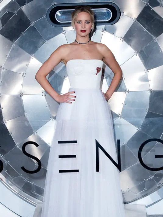 Aktris Jennifer Lawrence berpose saat menghadiri penayangan perdana film terbarunya, "Passengers" di Los Angeles, California, AS, (14/12). Jennifer Lawrence akan berperan sebagai Aurora Dunn. (AFP Photo/Valerie Macon)