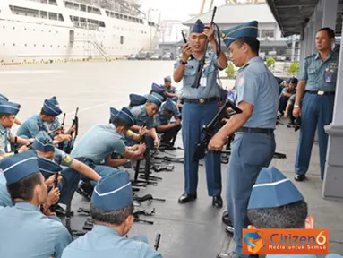 Citizen6, Jakarta: Segenap prajurit Denmako Kolinlami,l latihan bongkar pasang senjata laras panjang jenis SS1 untuk segenap prajurit Kolinlamil, di Lapangan Apel Mako Kolinlamil, Tanjung Priok, Jakarta, Kamis (2/8).

 (Pengirim: Kadispen Kolinlamil).