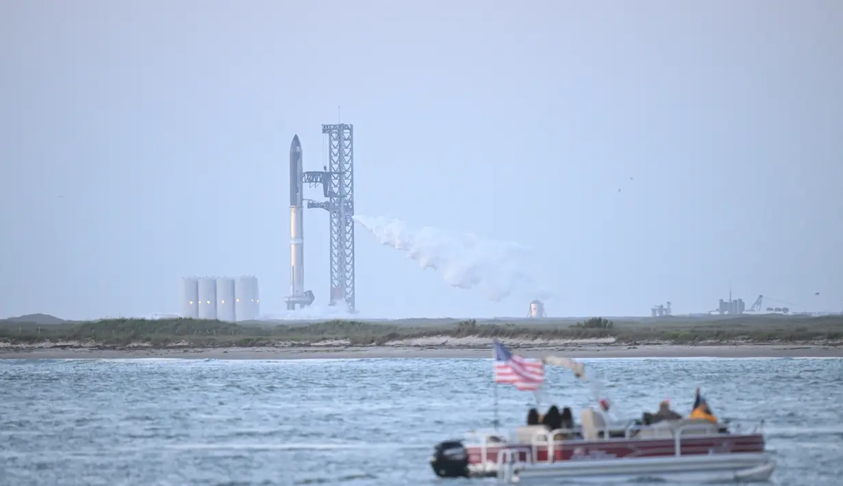 Orang-orang menunggu di atas kapal untuk menyaksikan peluncuran roket SpaceX Starship dari South Padre Island, Texas pada 17 April 2023. (AFP/Patrick T. Fallon)