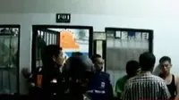 BNN Jawa Timur menggeledah blok narkoba di Rutan Medaeng. Selain itu, Julia Perez, Ayu Tingting dan Denny Cagur datangi Polda Metro.