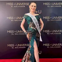 Fabienne memanfaatkan partisipasinya di ajang Miss Universe 2023 untuk memperkenalkan pakaian tradisional Indonesia. [@fabienne_fng]