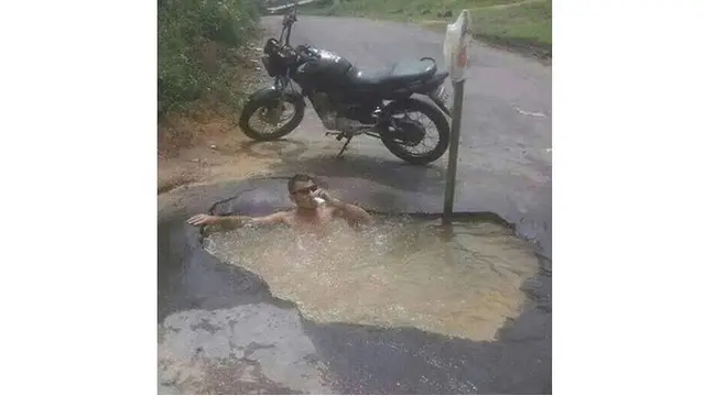6 Aksi Nyeleneh Orang Saat Berkendara, Santai Sambil Mandi di Jalan Umum