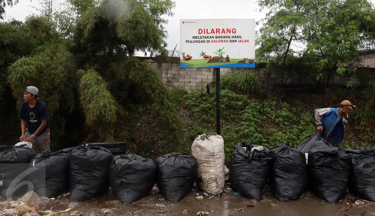 Selama 24 jam, puluhan hingga ratusan pemulung mengais nafkah dan hidup dari sampah buangan penduduk. Kendati tidak diakui pemerintah lokal, keberadaan mereka tidak diusik. (Liputan6.com/Johan Tallo) 