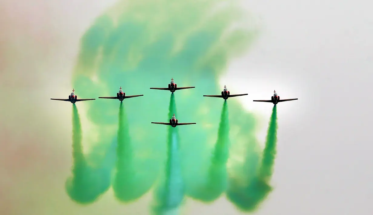 Pesawat jet AU Pakistan mendemonstrasikan penampilan aerobatik saat parade militer memperingati Hari Nasional Pakistan di Islamabad, Pakistan, Rabu (23/3/2022). Hari Nasional Pakistan menampilkan parade militer, unit tentara elite, dan persenjataan berteknologi tinggi. (AP Photo/Anjum Naveed)
