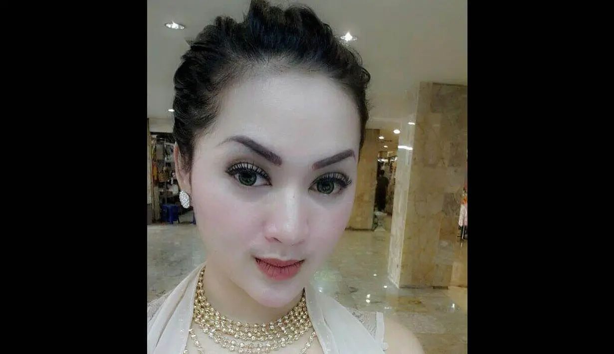 Lewat sebuah acara musik, Hiara Cleopatra didapuk sebagai penyanyi yang disebut-sebut sangat mirip dengan Syahrini. (twitter.com/Hiara_cleo)
