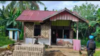 Kementerian PUPR menyalurkan program Bantuan Stimulan Perumahan Swadaya (BSPS) atau bedah rumah kepada 110 unit rumah tak layak huni di Kabupaten Teluk Wondama, Papua Barat. (Dok. Kementerian PUPR)