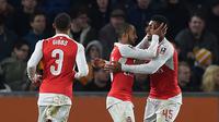 Striker Arsenal, Theo Walcott, merayakan gol yang dicetaknya ke gawang Hull City dalam partai ulang putaran kelima Piala FA di Stadion KC, Hull City, Rabu (9/3/2016) dini hari WIB. (AFP/Paul Ellis)