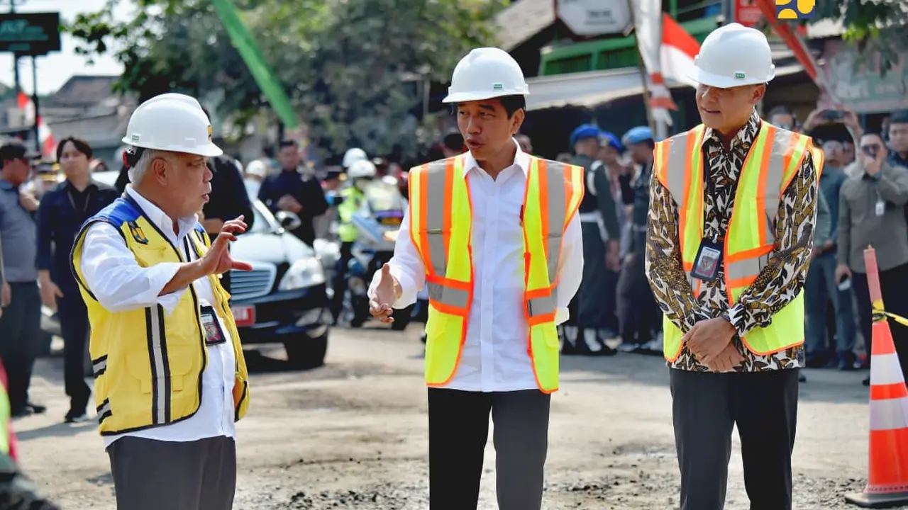 Presiden Joko Widodo (Jokowi) menciduk adanya kerusakan menahun pada jalan daerah ruas Surakarta-Geyer-Purwodadi di Kecamatan Kalijambe, Kabupaten Sragen.