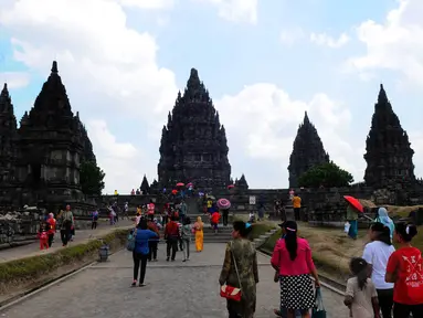 Pengunjung memadati tempat wisata Candi Prambanan di Yogyakarta, Jawa Tengah, Minggu (3/7/14). (Liputan6.com/Andrian M Tunay)