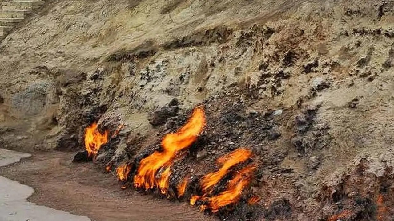 Yanar Dag, sebuah situs api yang menyala sejak 4.000 tahun lalu di Azeribaijan (Wikimedia Commons)