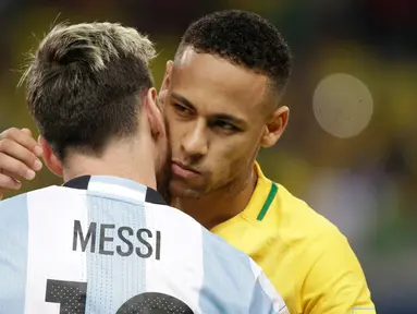 Penyerang Brasil, Neymar berpelukan dengan penyerang Argentina, Lionel Messi sebelum pertandingan Brasil melawan Argentina dalam Kualifikasi Piala Dunia 2018 di stadion Mineirao, Belo Horizonte, Brasil (10/11). (Reuters/Cristiane Mattos)