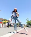 Hobi dengan gaya kasual, Maudy Ayunda memadukan celana kulot jeans putih dan jaket jeans. Dilengkapi dengan sneakers yang membuat tampilan semakin nyaman (instagram/maudyayunda)