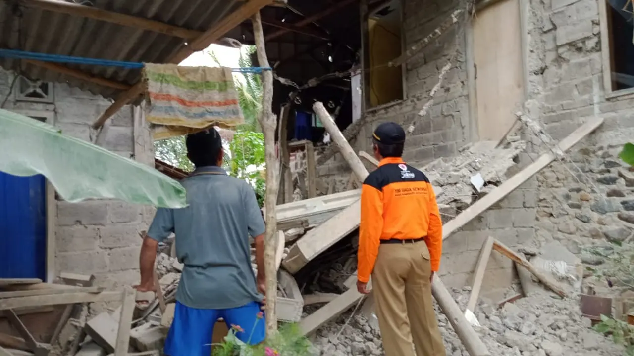 Satu rumah di Dayeuhluhur, Cilacap ambruk usai terdampak gempa bumi perbatasan Cilacap-Kota Banjar. (Foto: Liputan6.com/BPBD Cilacap/Muhamad Ridlo)