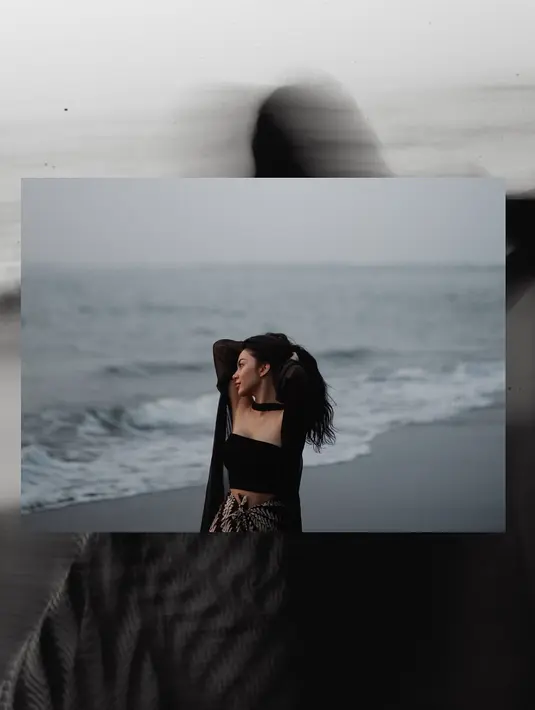 Berfoto di pinggir pantai, aktris sekaligus model itu tampilkan aura mahalnya dengan gaya misterius [@arieltatum]