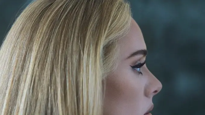 Penata Rias Adele Berbagi Bagaimana Dia Membuat Winged Eyeliner yang Ikonik