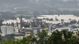 Sedikitnya 10 orang tewas dan lebih dari 21 orang hilang setelah badai menyebabkan banjir di negara bagian Rio Grande do Sul. (Photo by Gustavo Ghisleni / AFP)