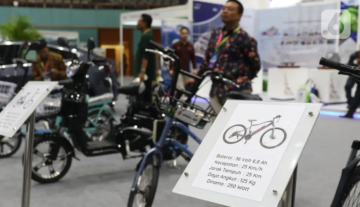 Sepeda listrik dipamerkan pada Hari Listrik Nasional di JCC, Jakarta, Rabu (9/10/2019). Acara ini diisi dengan seminar serta pameran produk terkini terkait listrik 4.0 termasuk mobil dan sepeda motor listrik. (Liputan6.com/Angga Yuniar)