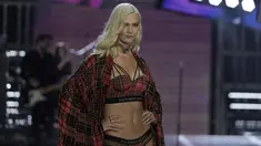 Model AS, Karlie Kloss berpose di atas catwalk menampilkan lini pakaian dalam selama Victoria's Secret Fashion Show 2017 di Shanghai, Senin (20/11). Karlie Kloss kembali lagi setelah tiga tahun vakum dalam beberapa show terakhir. (FRED DUFOUR/AFP)