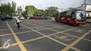 Bus Transjakarta melintasi Yello Box Junction berlambang burung dikawasan Harmoni, Jakarta, Rabu (27/4/2016). Yellow box junction tersebut merupakan bagian dari program corporate social responsibility (CSR) dari Blue Bird. (Liputan6.com/Faizal Fanani)