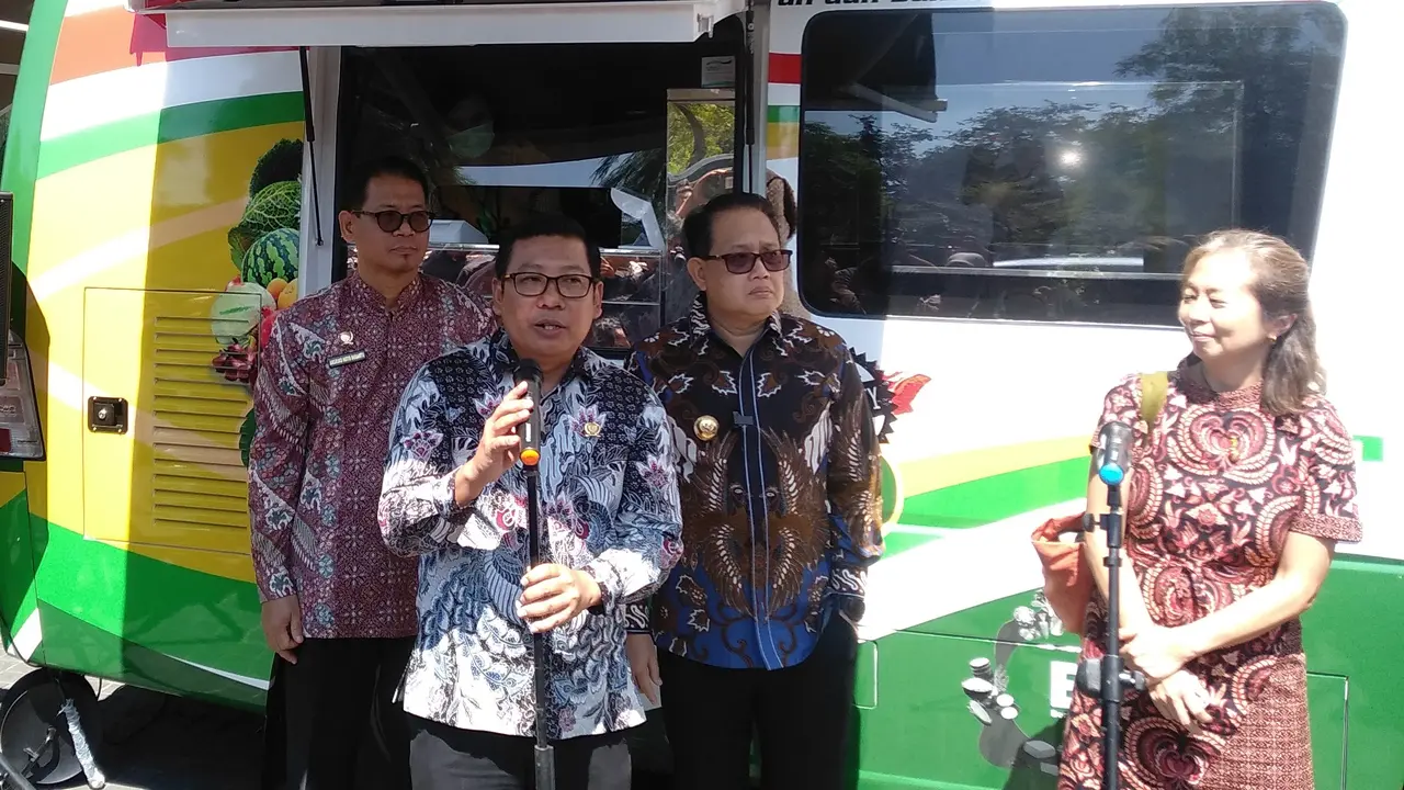 Bapanas menyumbangkan satu unit mobil laboratorium untuk pengecekan pangan segar di Jatim. (Istimewa)