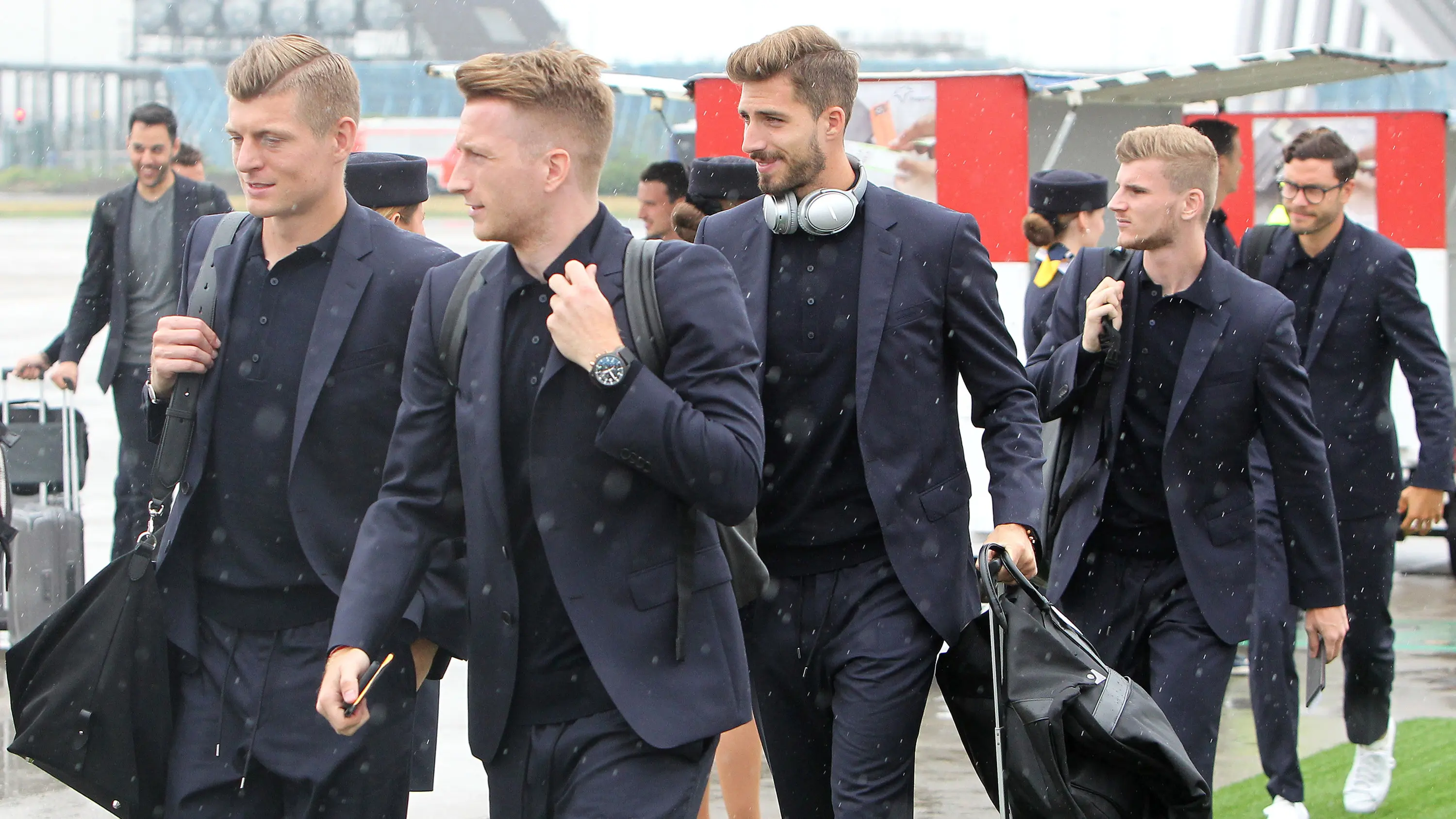 Para pemain Timnas Jerman tiba di Moskow, Selasa (12/6/2018). Jerman datang ke Rusia untuk mempertahankan gelar juara Piala Dunia. (AFP/Daniel Roland)