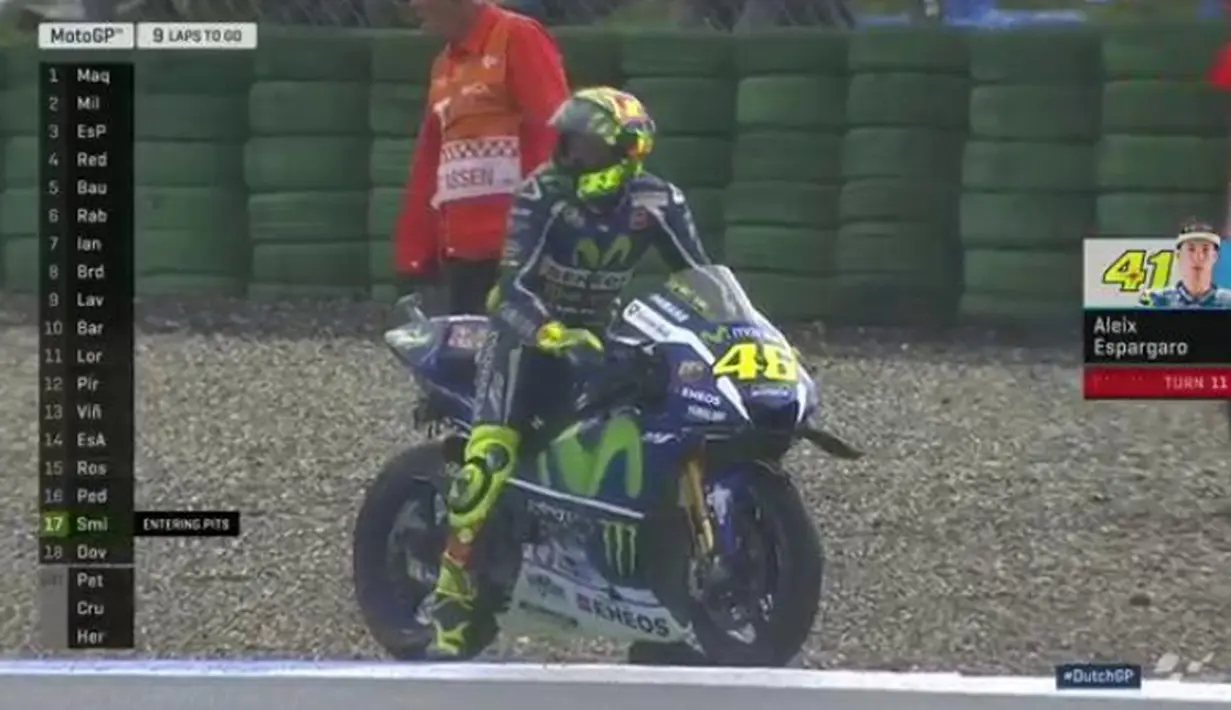 Pebalap Movistar Yamaha, Valentino Rossi, terjatuh saat memimpin balapan MotoGP Assen di Sirkuit Assen, Belanda, Minggu (26/6/2016). Rossi gagal melanjutkan balapan. (Bola.com/Twitter/MotoGP)