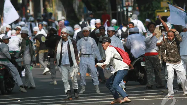 FPI Mengamuk, Polisi Dihujani Batu