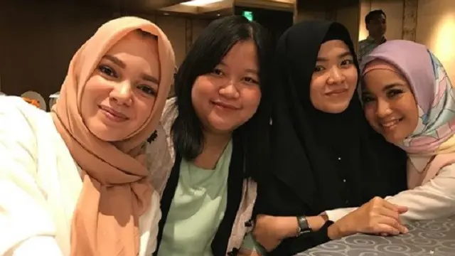 [Bintang] Bikin Hati Adem, Ini 8 Foto Chacha Frederica Saat Berhijab
