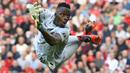 Edouard Mendy. Kiper Chelsea asal Senegal berusia 30 tahun yang telah 2 musim berseragam The Blues ini telah mencetak 16 kali clean sheet dari total 31 laga. Rinciannya, 10 kali di Liga Inggris, 5 kali di Liga Champions dan 1 kali di Piala Liga. (AFP/Paul Ellis)
