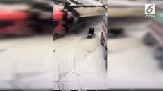 Detik-detik menegangkan saat pengendara motor nyaris tertimpa sebuah truk yang terguling dan menumpahkan muatan pasir. Rekaman diambil di Kota Wuzhou, China