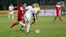Pemain Timnas U-19 Indonesia Feby Eka Putra menggiring bola dengan kawalan Timnas U-19 Filipina dalam laga kedua Grup B Piala AFF U-18 di Thuwunna Stadium, Myanmar, Kamis (8/9). Feby Eka Putra telah mencetak 3 gol. (Liputan6.com/Yoppy Renato)