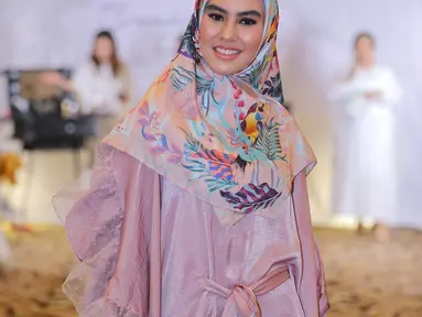 Kartika Putri semakin hari semakin memperdalam ilmu agamanya, terutama di bulan Ramadan kali ini. Dari sederet rencana mulia yang akan dilakukannya di bulan Ramadan ini, salah satunya adalah mengkhatamkan AlQurannya. (Adrian Putra/Bintang.com)