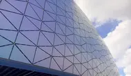 Interior luar Kai Tak Stadium, dengan warna berbeda tergantung pancaran sinar matahari. (Liputan6.com/Harley Ikhsan)