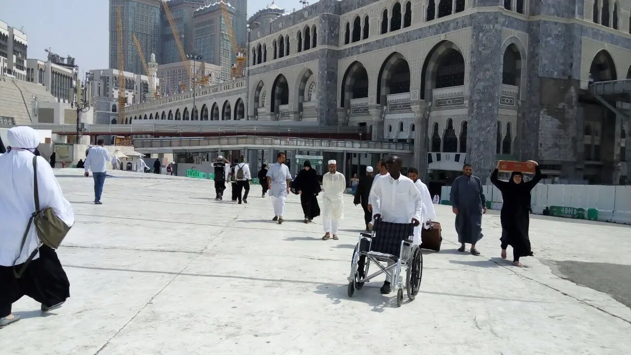 Setiap musim haji, banyak ditemukan jasa sewa kursi roda di Masjidil Haram, Mekah.