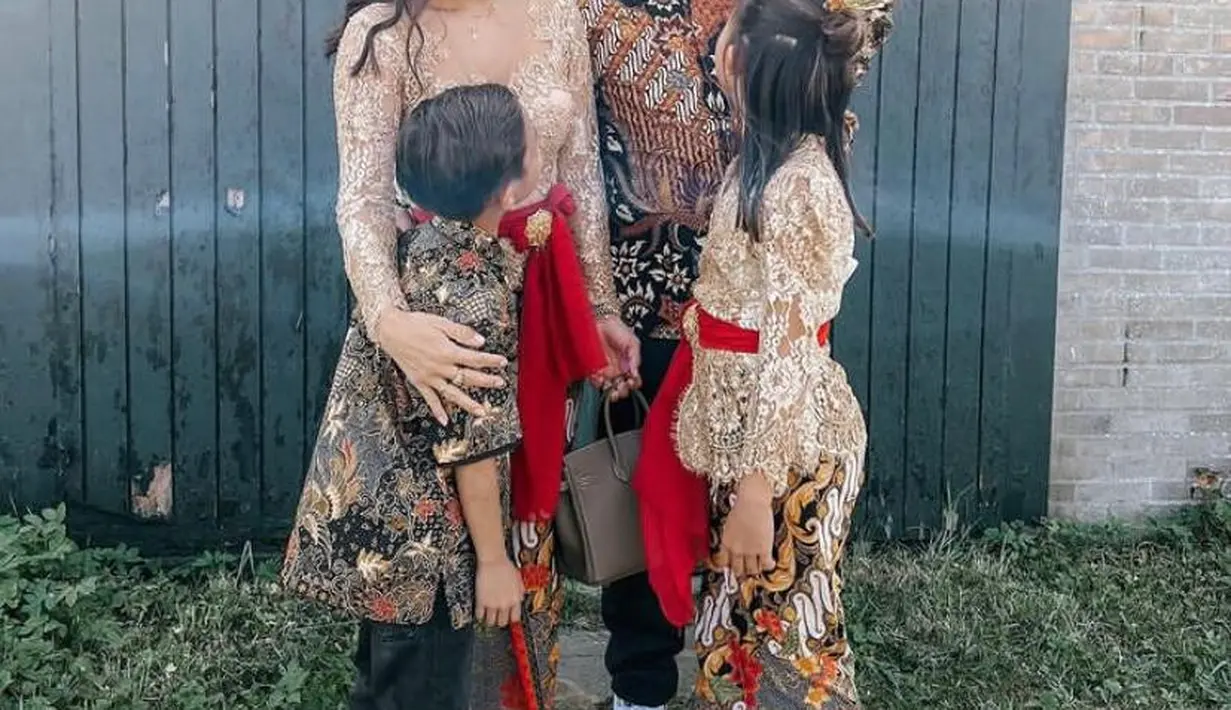 Bisa jadi inspirasi busana kondangan keluarga, Irfan dan putrinya mengenakan kebaya nuansa emas. Sementara Irfan dan dua putranya kompak kenakan batik warna hitam emas yang  senada. (Instagram/jenniferbachdim).