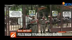 Akibat bentrokan ini sejumlah korban luka dilarikan ke rumah sakit, sedangkan tiga unit mobil yang terparkir di sekitar lokasi mengalami rusak parah.