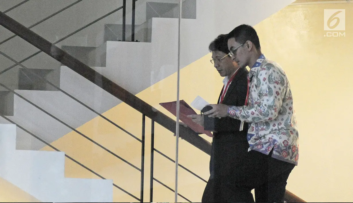 Gubernur Jambi, Zumi Zola menaiki tangga menuju ruang pemeriksaan di Gedung KPK, Jakarta, Kamis (15/2). Zumi Zola saat ini masih melengang bebas atau belum dilakukan penahanan sejak ditetapkan sebagai tersangka. (Liputan6.com/Herman Zakharia)