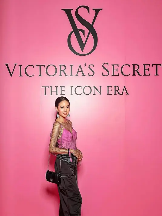 Penampilan Aurelie semakin memukau dengan padu padan celana panjang hitam berkantung yang serasi. Ia tampil cantik dengan makeup bernuansa kecokelatan yang pas di kulitnya dan rambut ditata sleek look. [Foto: Instagram/aurelie]