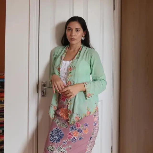 Hannah Al Rashid  Memakai Kebaya