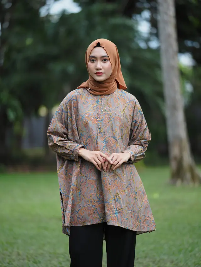 Model Atasan Batik Wanita Hijab Sederhana untuk Acara Outdoor