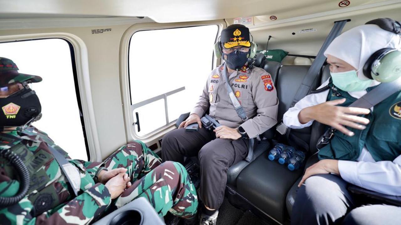 Khofifah bersama Kapolda dan Pangdam Jaya meninjau lalu lintas saat PPKM darurat di Jatim. (Dian Kurniawan/Liputan6.com)