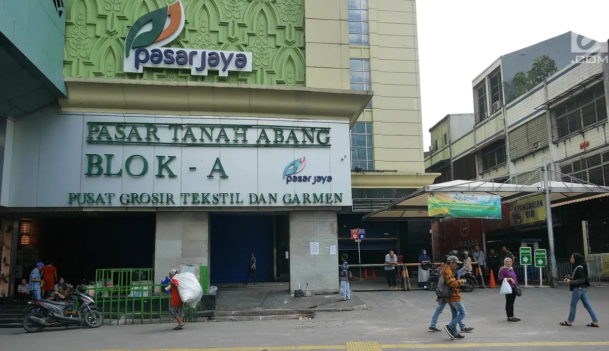 Aktivitas sejumlah orang di depan gedung pasar Blok A Tanah Abang, Jakarta, yang tutup pada Kamis (23/5/2019). Pengelola Pasar Tanah Abang menutup sementara aktivitas perdagangan demi mengantisipasi dampak kericuhan Jakarta dalam beberapa hari ini. (Liputan6.com/Herman Zakharia)