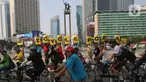Ratusan pegiat dari berbagai komunitas pengguna sepeda berkampanye berjalan dari Kawasan Monas menuju taman Ayodya Blok M di Jakarta, Sabtu (3/6/2023). (merdeka.com/imam buhori)