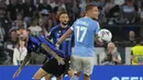 Gelandang Inter Milan, Marcelo Brozovic meninggalkan duel memperebutkan bola dengan penyerang Lazio Ciro Immobile pada pekan ketiga Serie A 2022/2023 di Stadio Olimpico, Roma, Sabtu (27/8/2022) dini hari WIB. Lazio mampu memberikan kekalahan perdana untuk Inter Milan usai menang 3-1. (AP Photo/Gregorio Borgia)