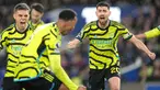 Para pemain Arsenal bereaksi saat pertandingan sepak bola Liga Primer Inggris melawan Brighton and Hove Albion di Stadion American Express Community, Brighton, Inggris, Sabtu, 6 April 2024. (AP Photo/Dave Shopland)
