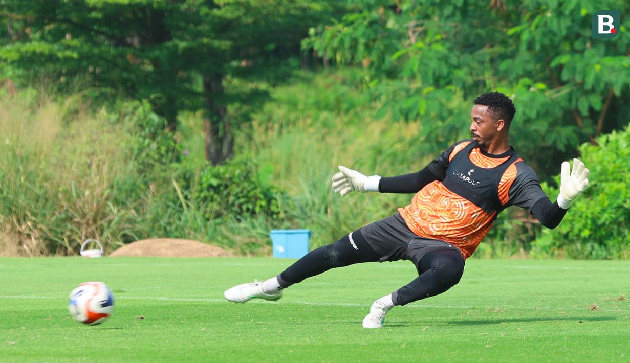 Kiper Persija Jakarta, Carlos Eduardo, saat sesi latihan jelang laga melawan Persib Bandung dalam lanjutan BRI Super League di Persija Training Ground, Bojongsari, Depok, Kamis (7/5/2026). (Bola.com/M Iqbal Ichsan)
