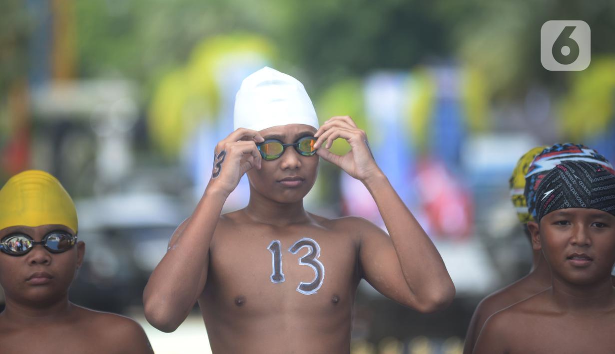 Peserta renang bersiap mengikuti pertandingan pada Kasal CUP 2021 di Pantai Festival Ancol, Jakarta, Sabtu (27/11/2021). Kegiatan tersebut mempertandingkan berbagai jenis olahraga air seperti selam, renang, dayung, layar, jetski, dan ski air. (merdeka.com/Imam Buhori)