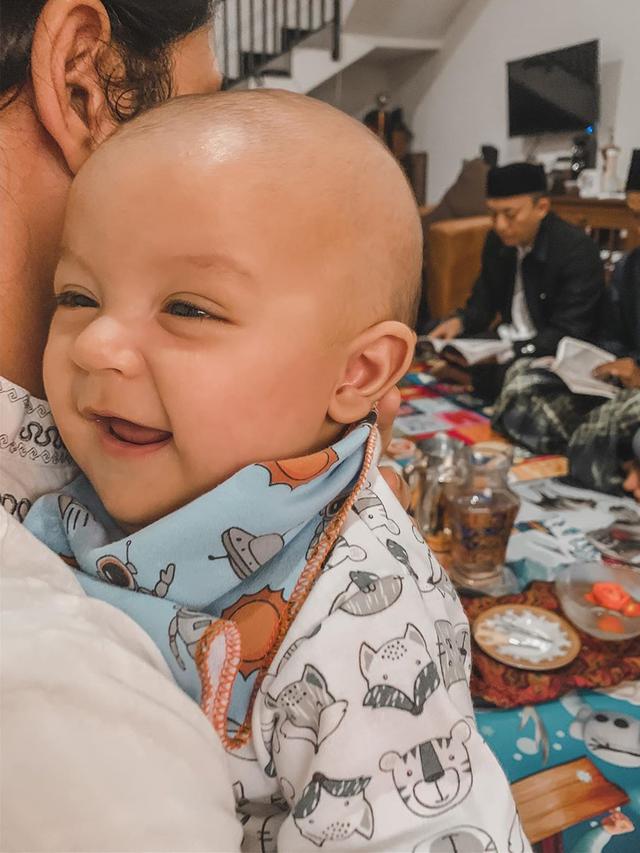 6 Potret Aqiqah Anak Kimberly Rider, Tingkah Rayden Bikin Gemas