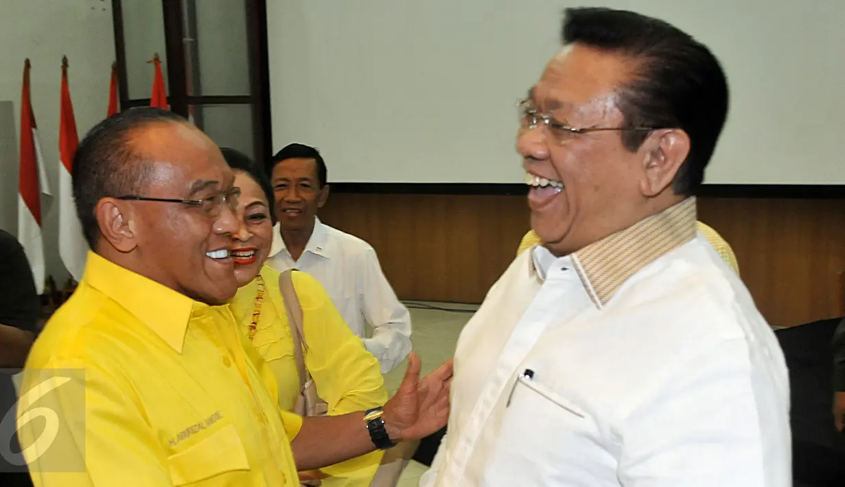 Aburizal Bakrie (kiri) dan Agung Laksono saat menghadiri Rapat Pengurus Harian Partai Golkar di DPP Partai Golkar, Jakarta, Kamis (4/2/2016). Rapat pengurus ini adalah pertama kalinya setelah perselisihan antar dua kepemimpinan.(Liputan6.com/Johan Tallo)