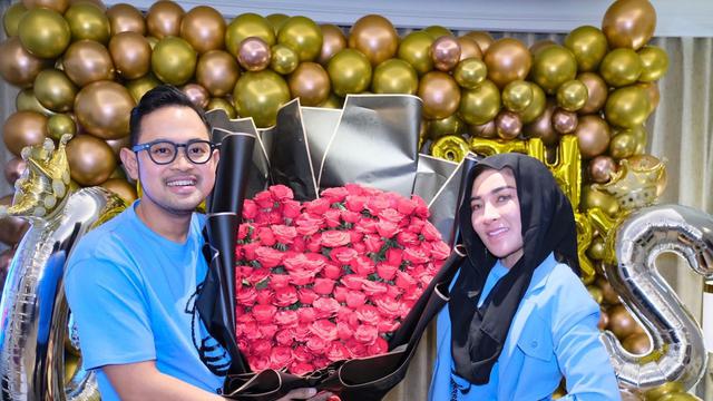 Beri Kejutan Istri, 6 Momen Anniversary Pernikahan Juragan 99 dan Shandy Purnamasari